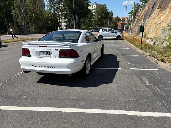 Ford Mustang 6 of 12