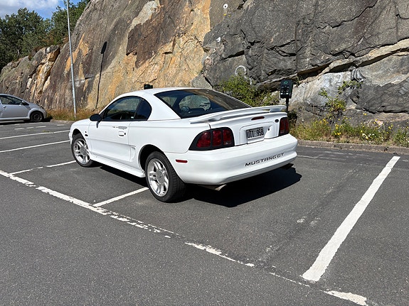 Ford Mustang 3 of 12