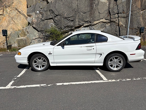 Ford Mustang 2 of 12