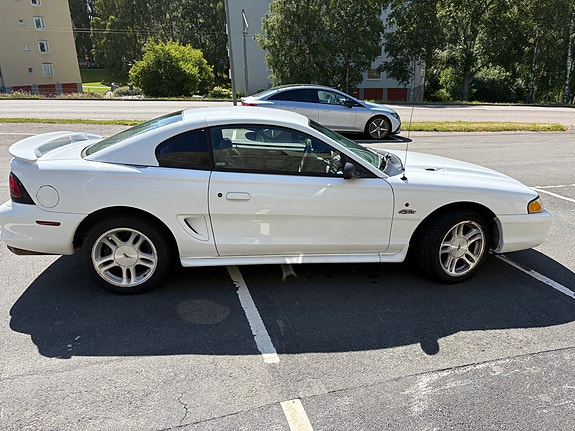 Ford Mustang 7 of 12