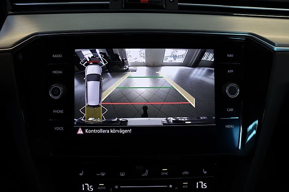 Volkswagen Passat 13 of 19