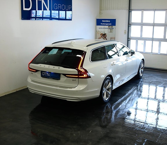 Volvo V90 2 of 5