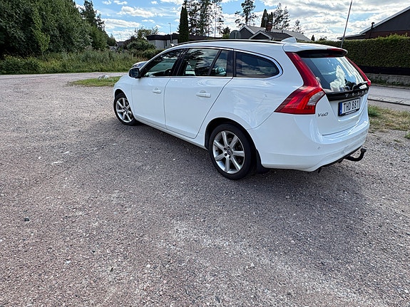 Volvo V60 2 of 8