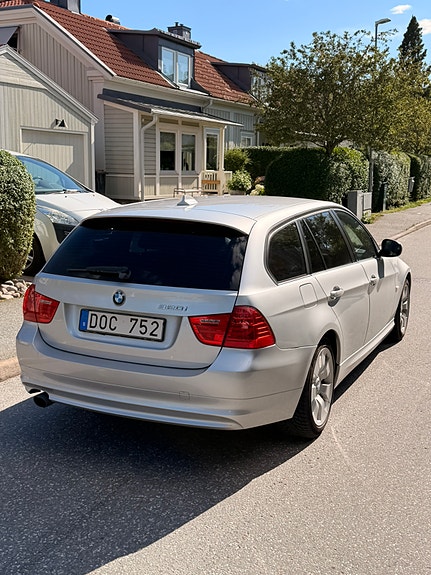 BMW 320i 2 of 5