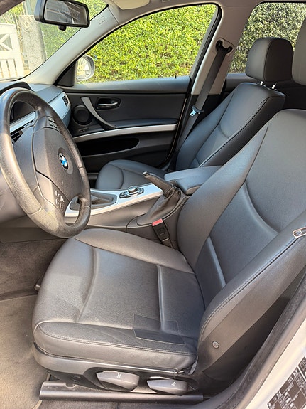 BMW 320i 4 of 5
