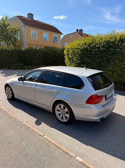 BMW 320i 3 of 5