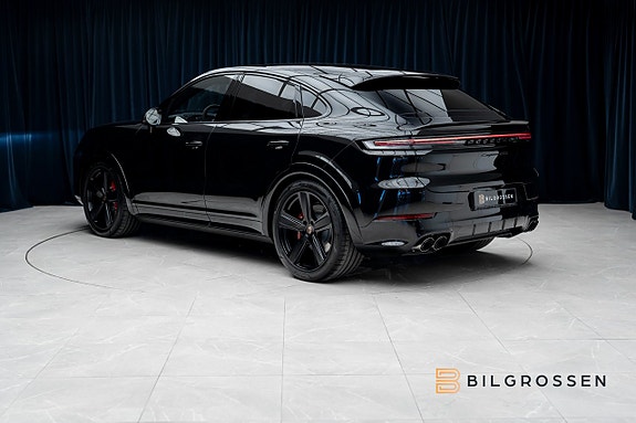 Porsche Cayenne 3 of 5