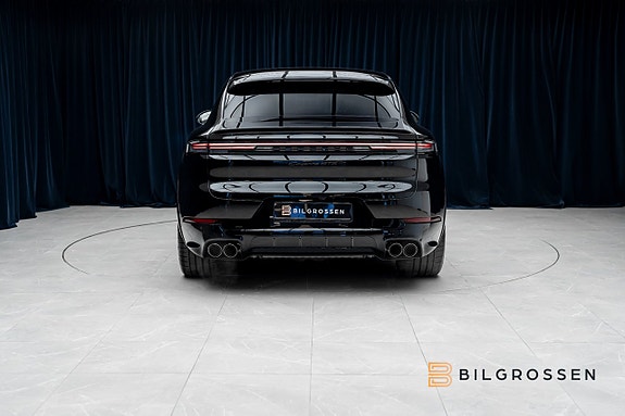 Porsche Cayenne 4 of 5