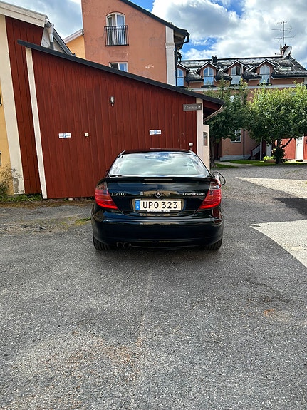 Mercedes-Benz C200 2 of 5