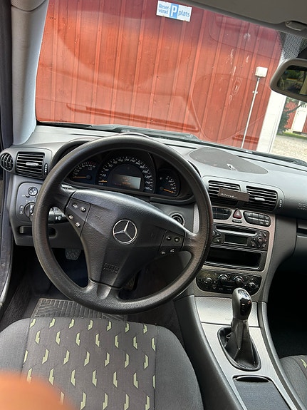 Mercedes-Benz C200 4 of 5