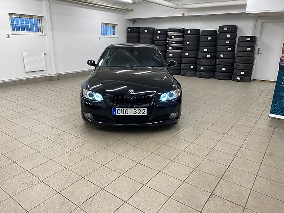 BMW 320i 4 of 5