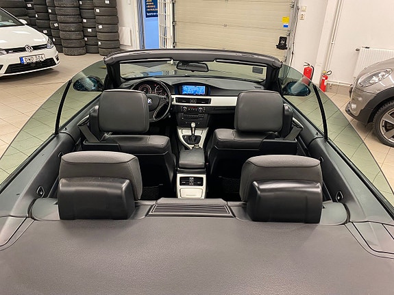 BMW 320i 16 of 20