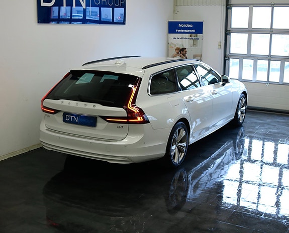 Volvo V90 2 of 5