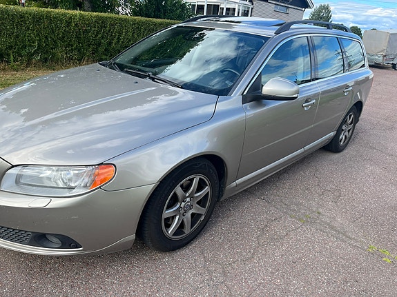 Volvo V70 3 of 5