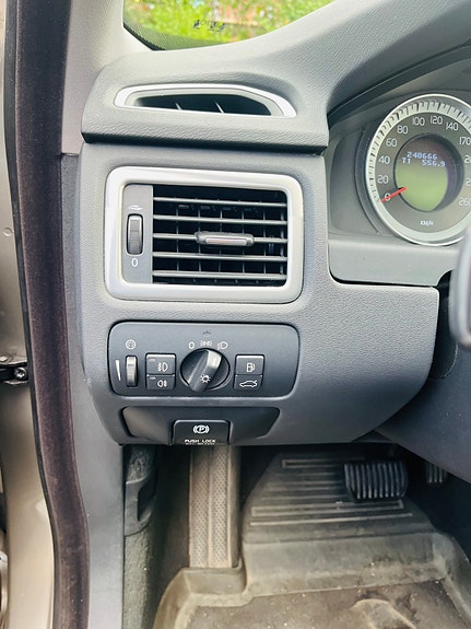 Volvo V70 2 of 5