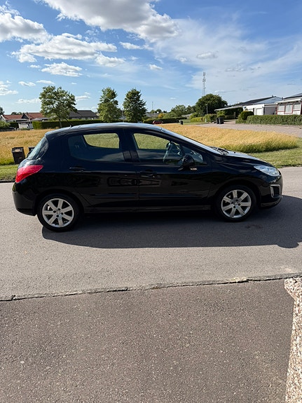 Peugeot 308 2 of 5