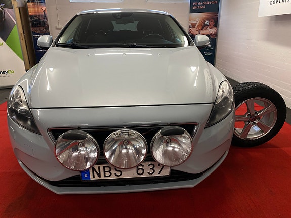 Volvo V40 2 of 5