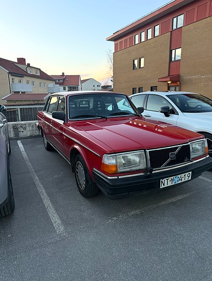 Volvo 240 2 of 5
