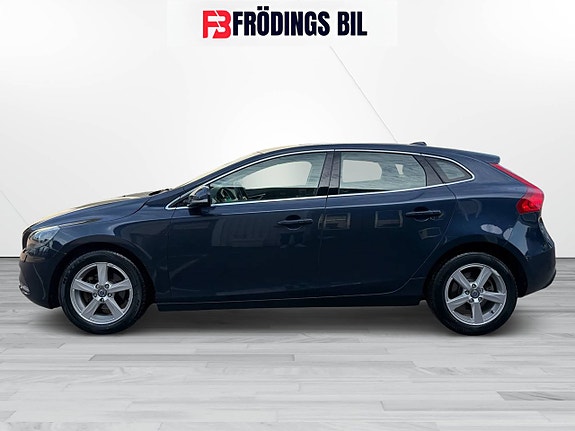 Volvo V40 2 of 23