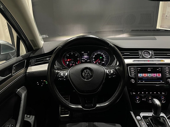Volkswagen Passat Alltrack 16 of 26