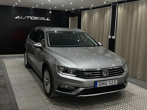 Volkswagen Passat Alltrack 2 of 5