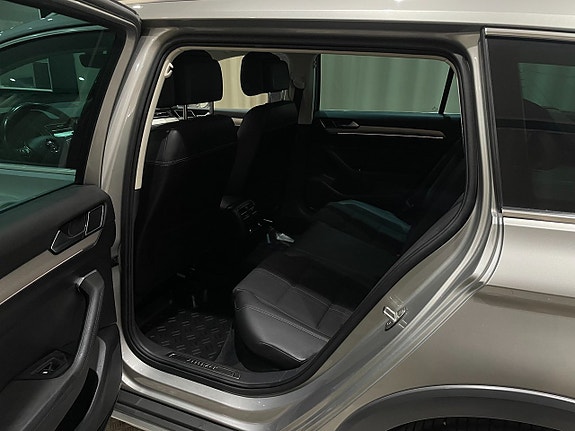 Volkswagen Passat Alltrack 8 of 26