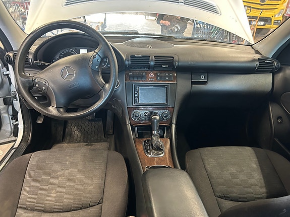 Mercedes-Benz C180 3 of 9