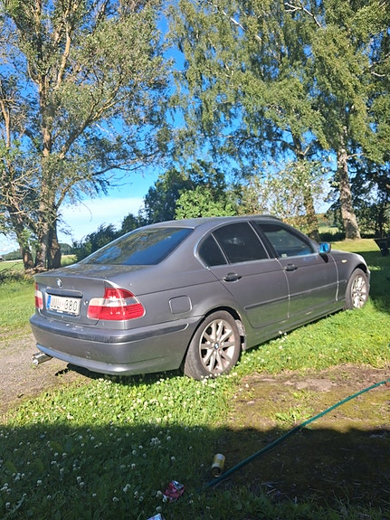 BMW 318i 4 of 5