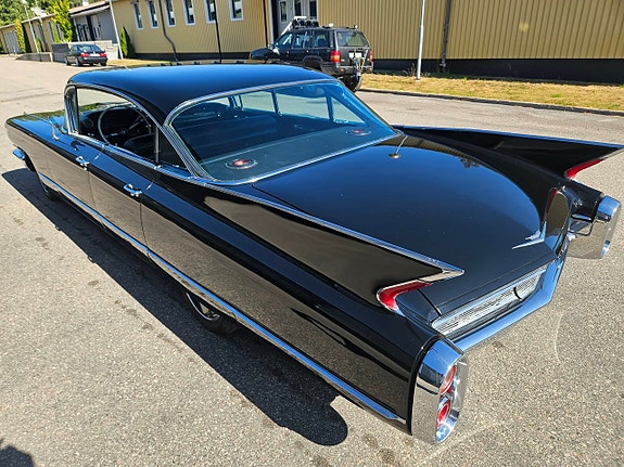 Cadillac Deville 8 of 15
