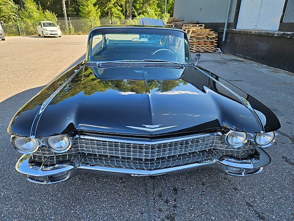 Cadillac Deville 2 of 13