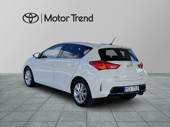 Toyota Auris 2 of 13