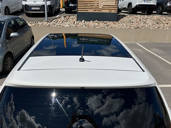 Toyota Auris 8 of 13