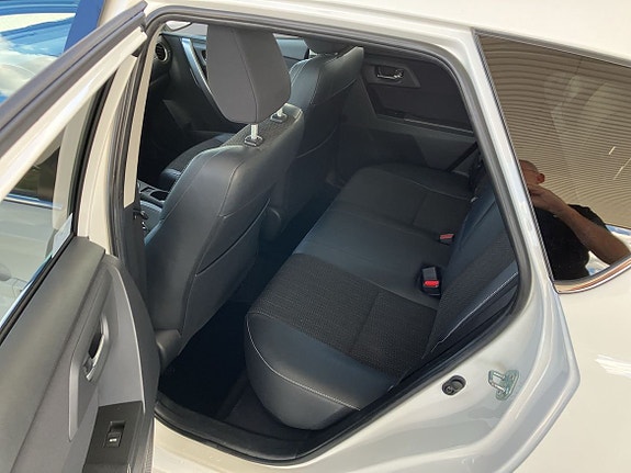 Toyota Auris 10 of 13