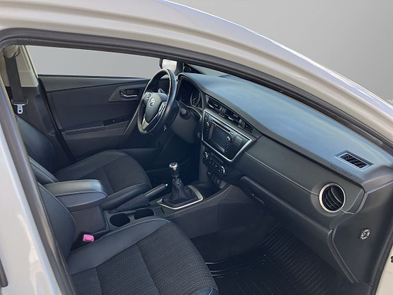 Toyota Auris 7 of 13