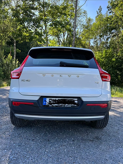 Volvo XC40 2 of 5