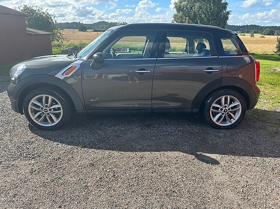 MINI Countryman Cooper D 2 of 5