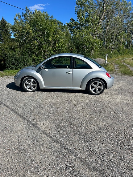 Volkswagen New Beetle 2 of 5