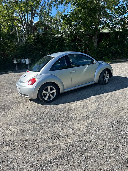 Volkswagen New Beetle 3 of 5