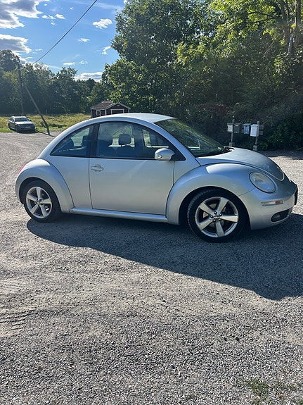 Volkswagen New Beetle 4 of 5