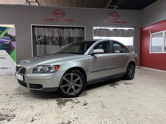 Volvo S40 2 of 5