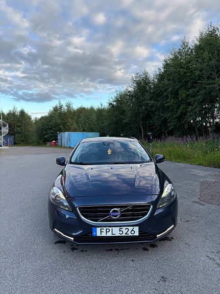 Volvo V40 2 of 5