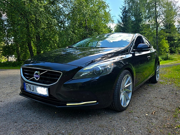 Volvo V40 2 of 5