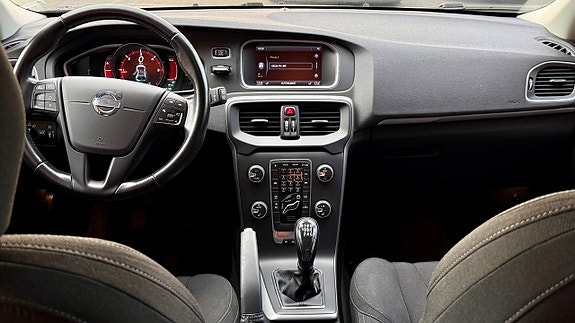 Volvo V40 13 of 19