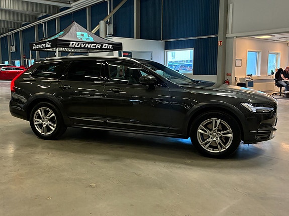 Volvo V90 Cross Country 2 of 5