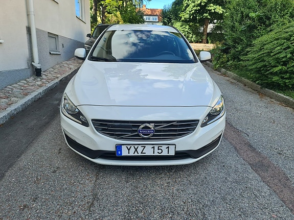 Volvo V60 2 of 5