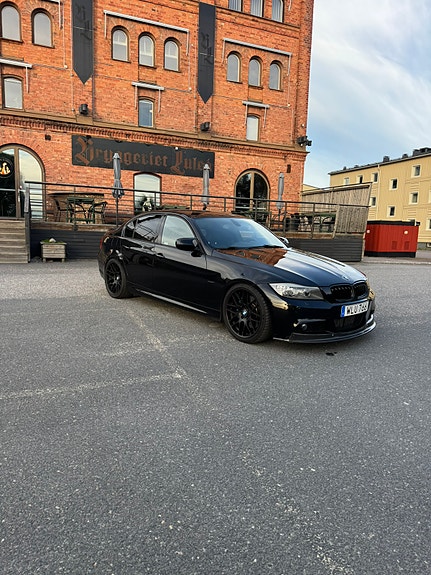 BMW 335i 2 of 5