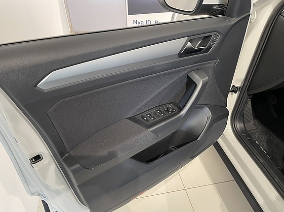 Volkswagen T-Roc 17 of 24
