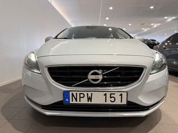 Volvo V40 2 of 5