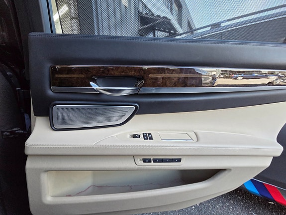 BMW 750Li 13 of 30