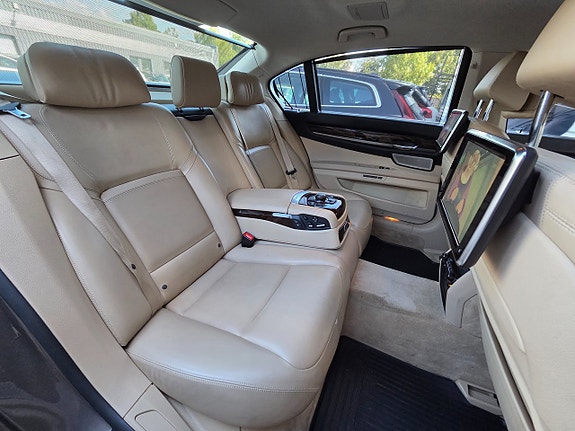 BMW 750Li 14 of 30